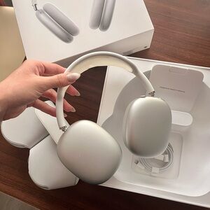 SOLD Apple AirPods Max - Silver/White